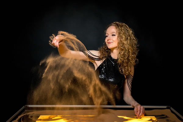 Traumfabrik junge K&uuml;nsterlin als Sandmalerin
