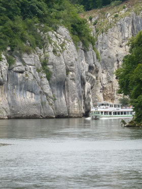 Die Weltenburger Enge ist eines der spektakul&auml;rsten Naturdenkm&auml;ler in Bayern. &Uuml;ber Jahrtausende formte hier die Donau ein beeindruckendes Naturdenkmal. Heute kann man den beeindruckenden Fluss mit dem Schiff befahren und dabei die bis zu 80 Meter hohen Kalk Felsformationen bewundern. Verbinden kann man die beschauliche Bootsfahrt auf der Donau mit einem Besuch des Klosters Weltenburg.